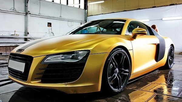 Un espectacular AUDI R8 de oro