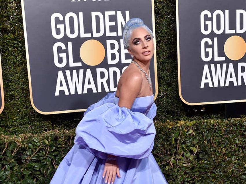 Subastarán el vestido que usó Lady Gaga en los Globos de Oro